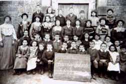 Catherine Mahon with the pupils of Carrig NS